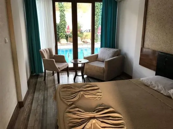 Havuz ve Dağ Manzaralı Oda