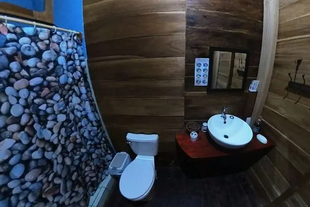 Tek Büyük Yataklı Oda, 2 Yatak Odası, Özel Banyo, Bahçe Manzaralı