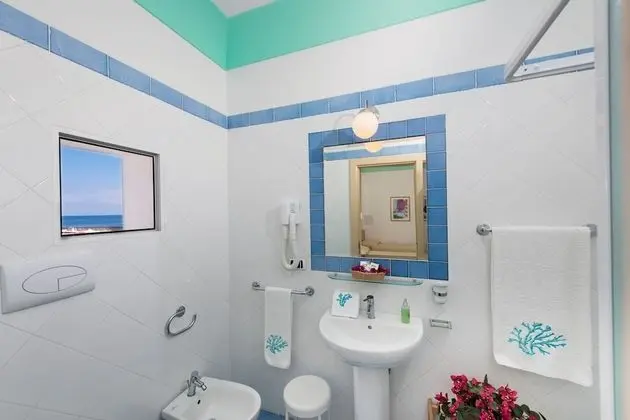 Deluxe Üç Kişilik Oda, Teras, Deniz Manzaralı