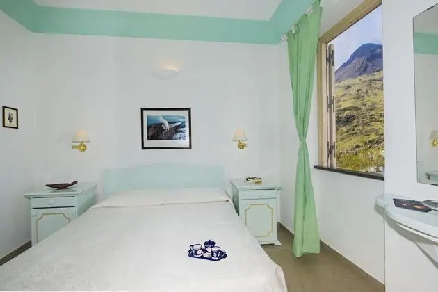 Tek Büyük veya İki Ayrı Yataklı Oda (Vulcano view)