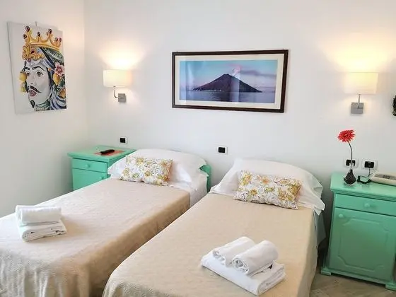 Tek Büyük veya İki Ayrı Yataklı Oda (Vulcano view)