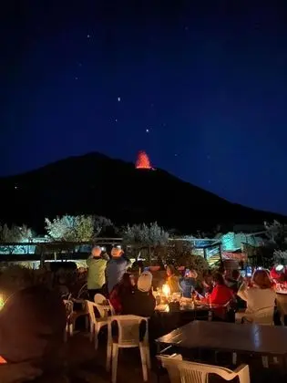 Tek Büyük veya İki Ayrı Yataklı Oda (Vulcano view)