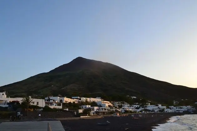 Tek Büyük veya İki Ayrı Yataklı Oda (Vulcano view)