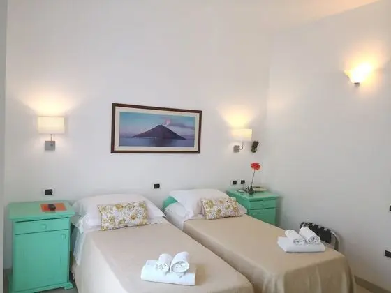 Tek Büyük veya İki Ayrı Yataklı Oda (Vulcano view)
