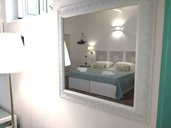 Üç Kişilik Oda, Ek Bina