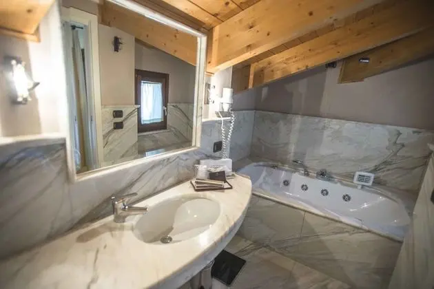 Deluxe Tek Büyük Yataklı Oda, Sıcak Su Küveti (Romantic)
