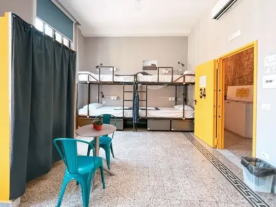 Bed in 8 Mixed Dorm - Ensuite Bathroom