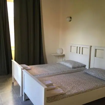 İki Ayrı Yataklı Oda, Ortak Banyo