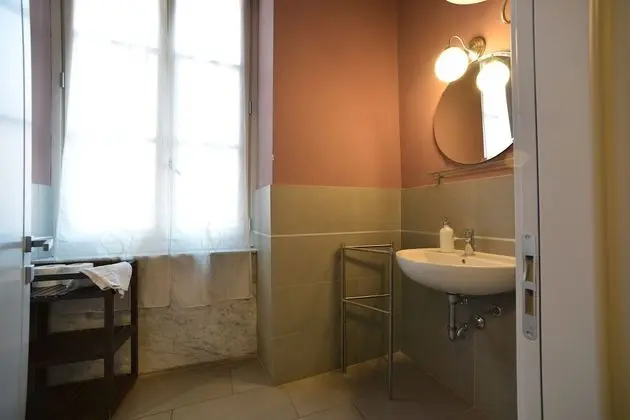 İki Ayrı Yataklı Oda, Ortak Banyo
