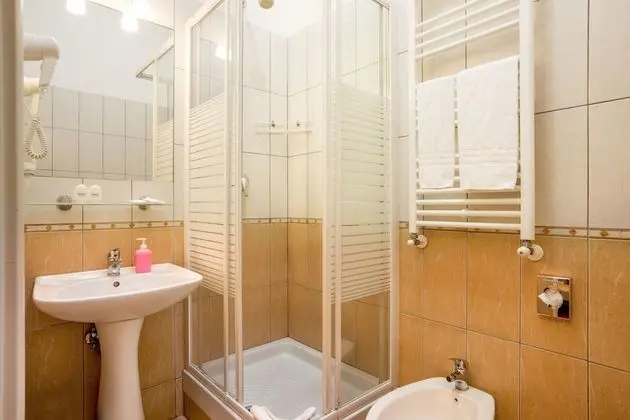 Büyük Yataklı Tek Kişilik Oda