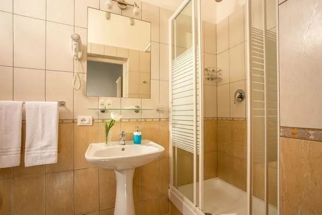 Büyük Yataklı Tek Kişilik Oda