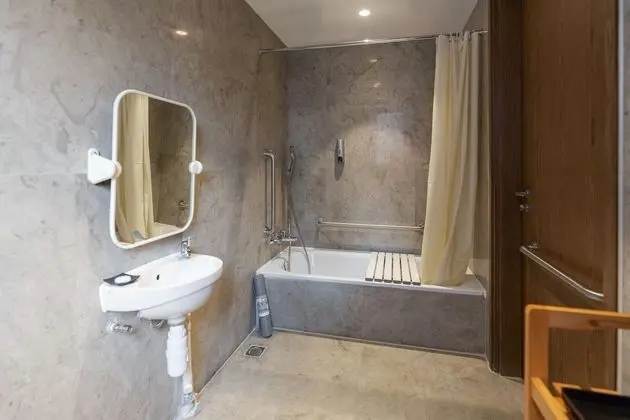 Superior Tek Büyük Yataklı Oda, 1 Çift Kişilik Yatak, Engellilere Uygun (Disable Room)
