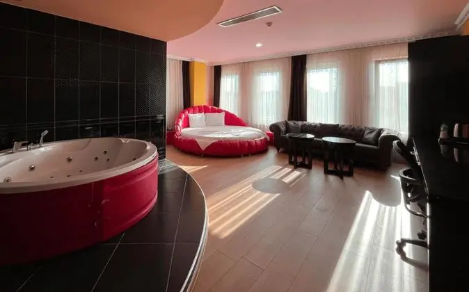 Suite Jakuzi Balayı Odası