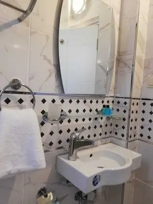 Bathroom sink