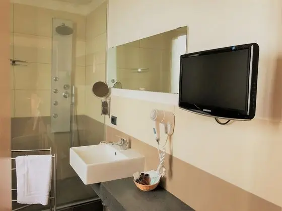 Deluxe Oda (shower with hydromassage)