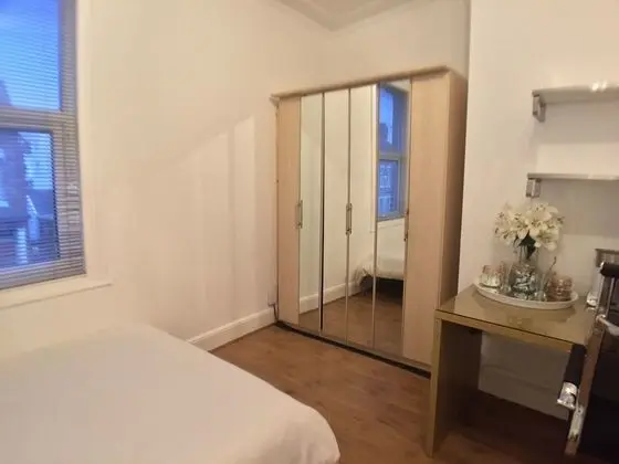 Tek Büyük Yataklı Oda, Ortak Banyo (L Room)