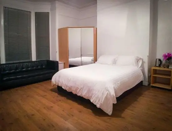 Tek Büyük Yataklı Oda, Ortak Banyo (XLRoom)