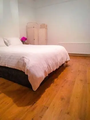 Tek Büyük Yataklı Oda, Ortak Banyo (XLRoom)