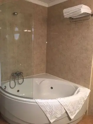 Büyük Yataklı Tek Kişilik Oda