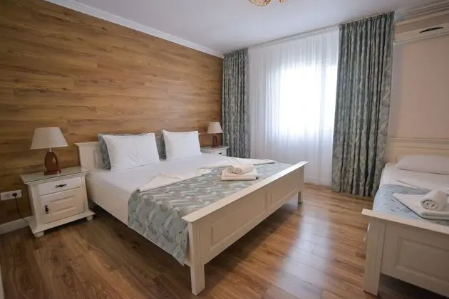 Tek Büyük Yataklı Oda, Sigara İçilmez (or triple room)