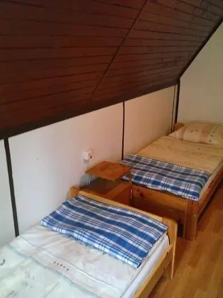 İki Ayrı Yataklı Oda, Ortak Banyo