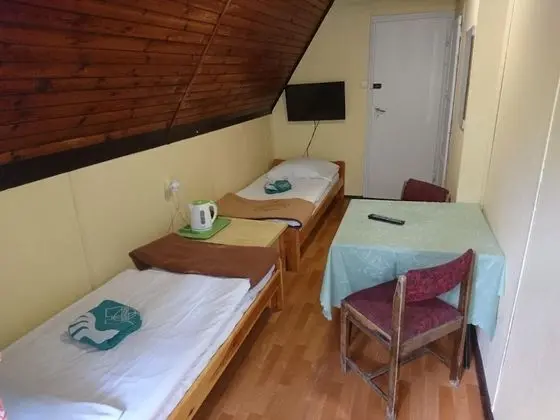 İki Ayrı Yataklı Oda, Ortak Banyo