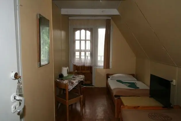 İki Ayrı Yataklı Oda, Ortak Banyo