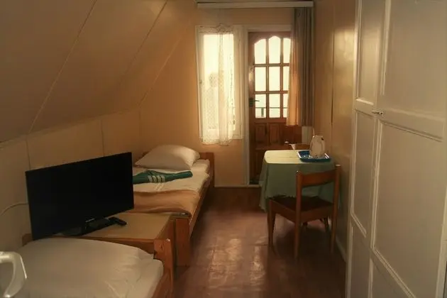 İki Ayrı Yataklı Oda, Ortak Banyo