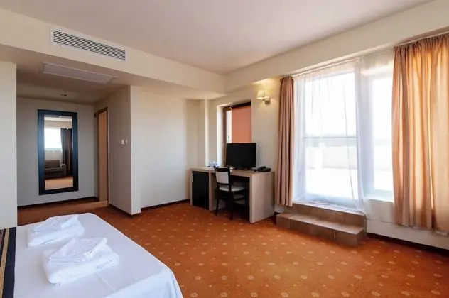 Executive Oda, Teras