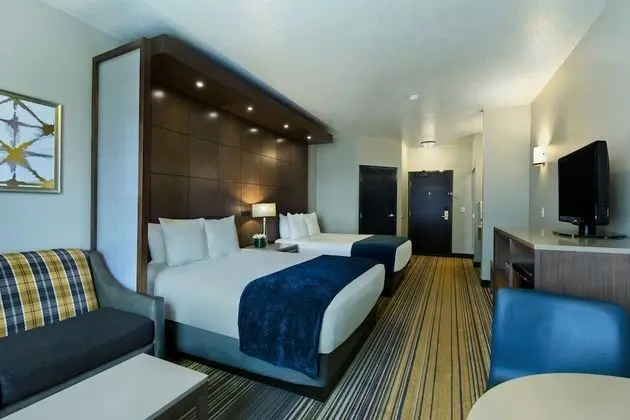 2 Queen Suite