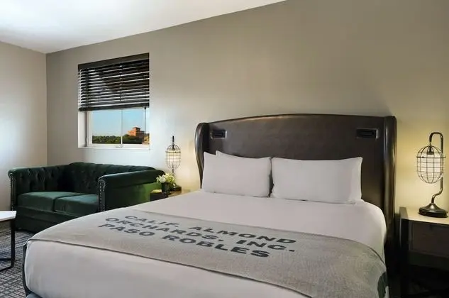 Corner King Suite