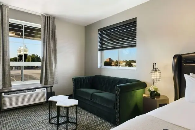 Corner King Suite
