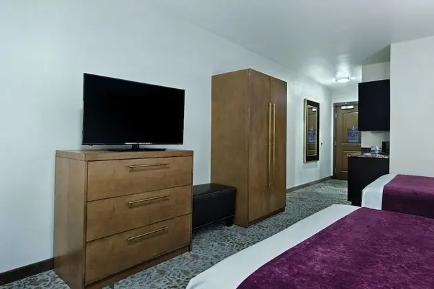 2 Queen Suite