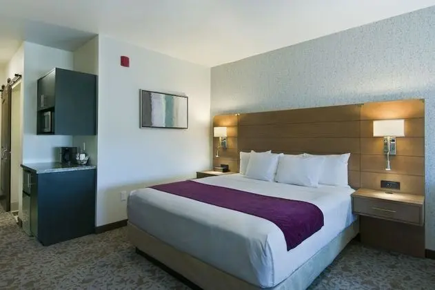 Valley View King Suite