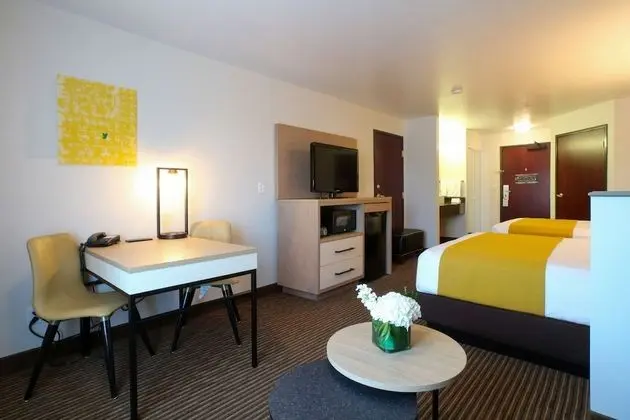 2 Queen Suite