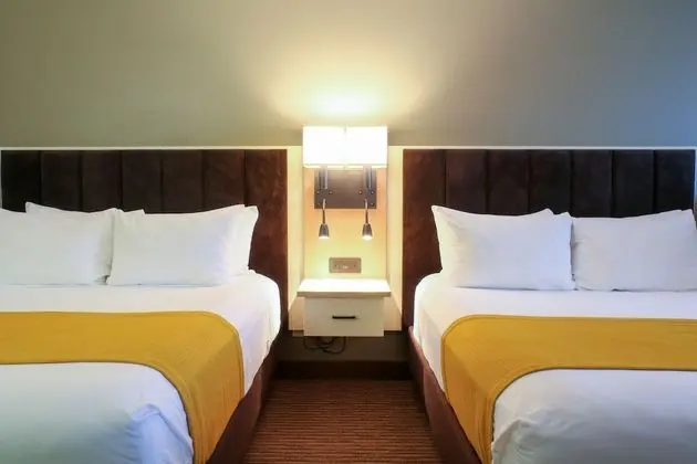 2 Queen Suite