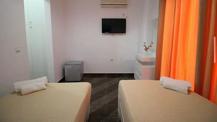 Tek Büyük veya İki Ayrı Yataklı Oda, Deniz Manzaralı