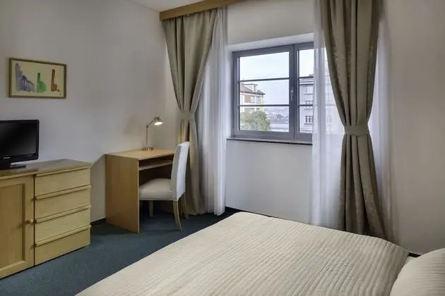 Üç Kişilik Oda (1 Double and 1 Twin Bed)