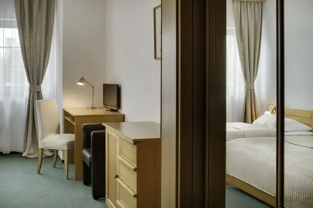 Üç Kişilik Oda (1 Double and 1 Twin Bed)