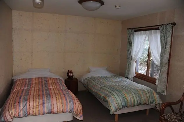 İki Ayrı Yataklı Oda, Ortak Banyo