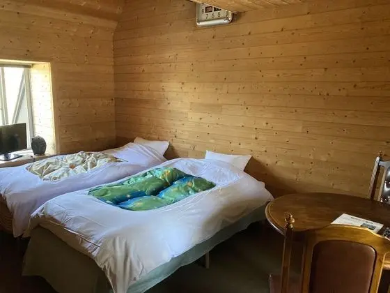 İki Ayrı Yataklı Oda, Ortak Banyo