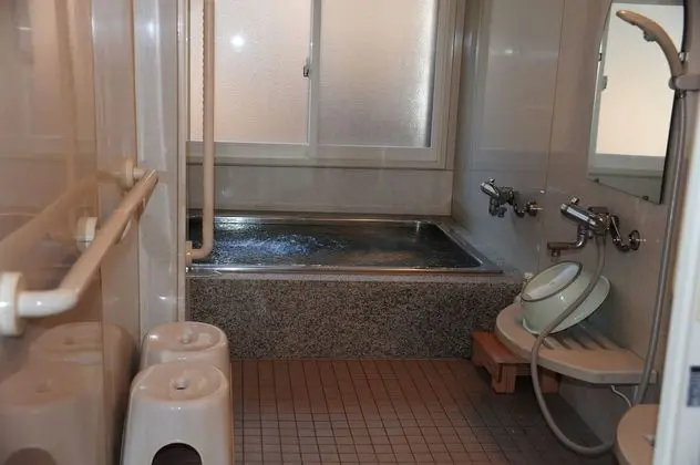 İki Ayrı Yataklı Oda, Ortak Banyo