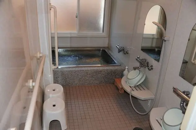 İki Ayrı Yataklı Oda, Ortak Banyo