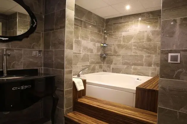 King Suite, Orman Manzaralı, Jakuzili (2 Kişilik)