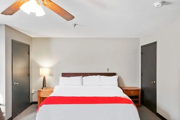 King Bed with Pull Out