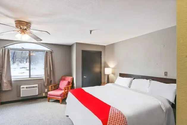King Bed with Pull Out