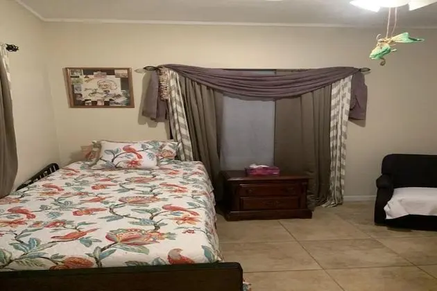 Oda, 1 Tek Kişilik Yatak, Ortak Banyo