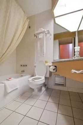 Oda, 2 Büyük (Queen) Boy Yatak