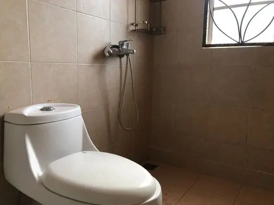 Üç Kişilik Oda, Ortak Banyo