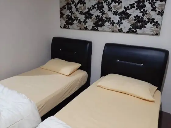 İki Ayrı Yataklı Oda, Ortak Banyo